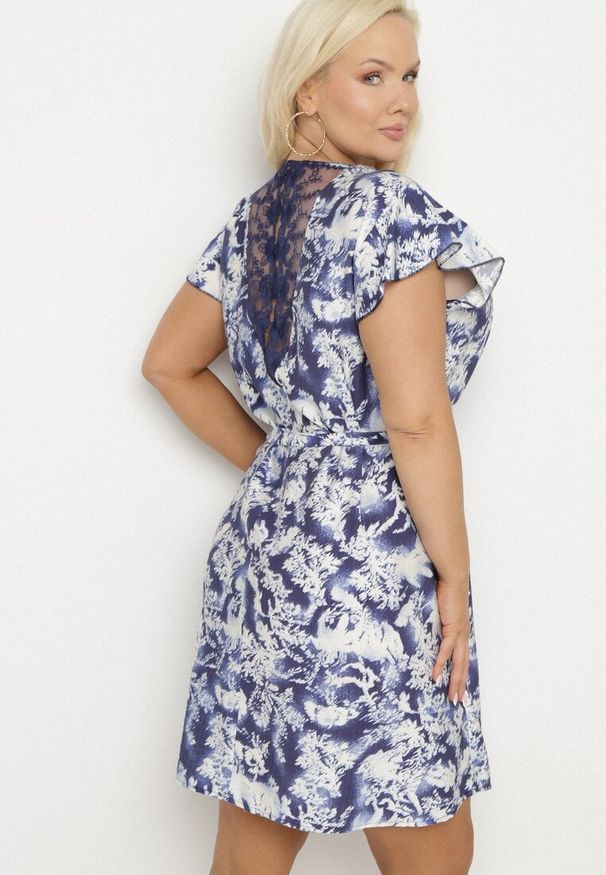 Born2be - Niebieska Sukienka z Wiskozy i Lnu Pudełkowa z Wiązaniem w Talii w Abstrakcyjny Wzór Toleira. Typ kołnierza: dekolt w kształcie V. Kolor: niebieski. Materiał: len, wiskoza. Długość rękawa: krótki rękaw