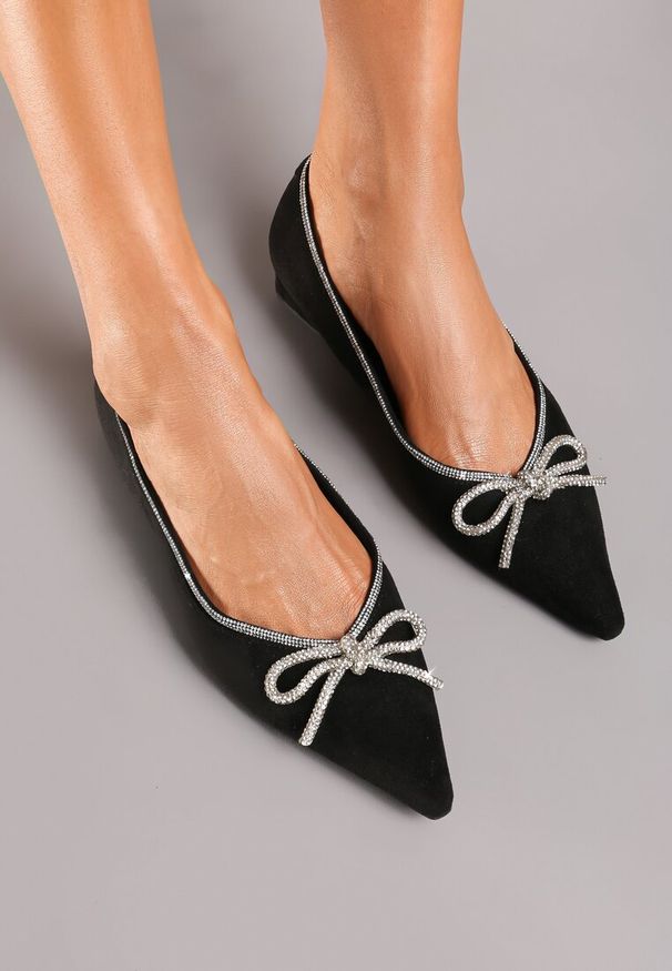 Born2be - Czarne Balerinki na Płaskiej Podeszwie z Kokardą i Cyrkoniami Evalyra. Okazja: na co dzień. Kolor: czarny. Wzór: aplikacja. Obcas: na płaskiej podeszwie. Styl: casual, wizytowy. Wysokość obcasa: niski