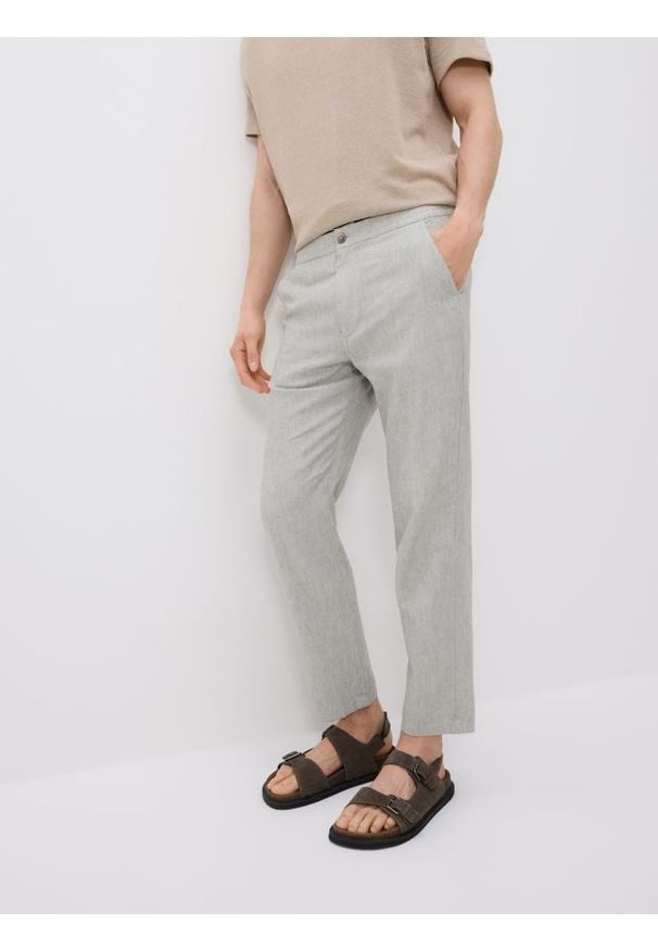 Reserved - Spodnie regular fit z lnem - ciemnozielony. Kolor: zielony. Materiał: len