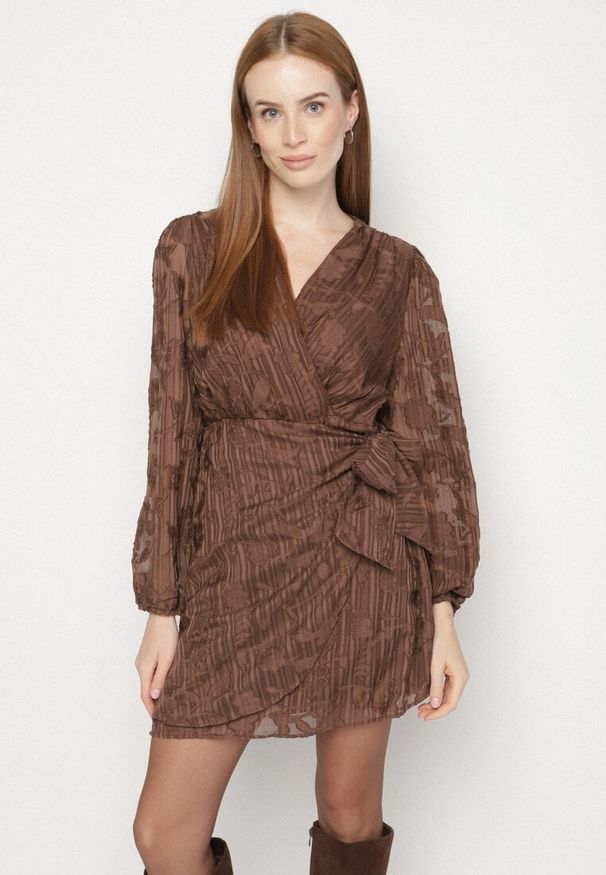 Born2be - Brązowa Kopertowa Sukienka w Tłoczone Kwiaty z Wiązaniem w Talii Esna. Kolor: brązowy. Materiał: poliester. Wzór: kwiaty. Typ sukienki: kopertowe. Styl: klasyczny