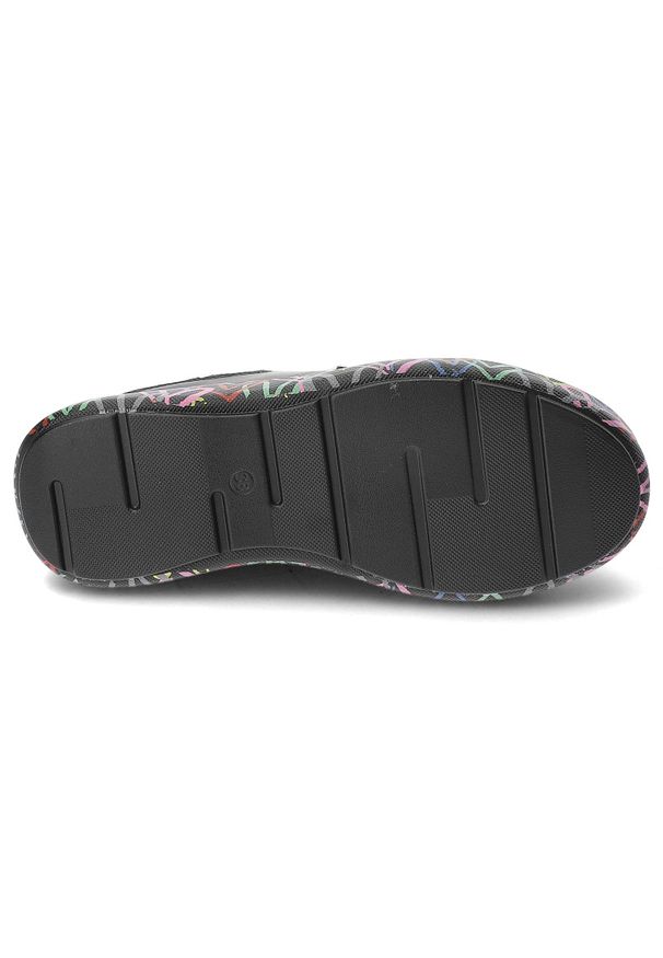Czarne Sneakersy Filippo Modne Obuwie Damskie Na Kolorowej Platformie. Okazja: na co dzień. Zapięcie: sznurówki. Kolor: czarny. Materiał: skóra, jeans. Wzór: kolorowy. Obcas: na platformie. Styl: elegancki, casual