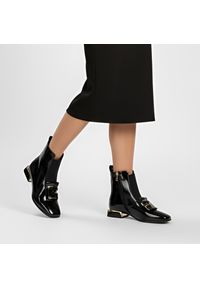 Czarne Botki S.Barski Stylowe Buty Damskie Z Broszką. Zapięcie: klamry. Kolor: czarny. Materiał: lakier, skóra. Sezon: zima, jesień. Obcas: na obcasie. Styl: elegancki. Wysokość obcasa: średni #1