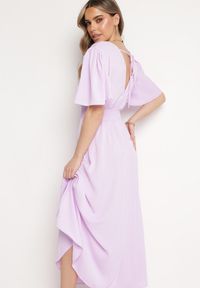 Born2be - Jasnofioletowa Sukienka z Rozkloszowanymi Rękawami Gumką w Pasie i Wiązaniem na Plecach Larielle. Okazja: na imprezę, na co dzień. Typ kołnierza: dekolt w kształcie V. Kolor: fioletowy. Materiał: bawełna. Typ sukienki: proste. Styl: casual, elegancki #7
