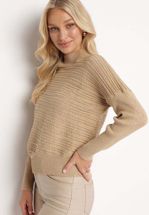 Born2be - Jasnobeżowy Sweter z Wełną o Asymetrycznym Fasonie z Tłoczeniem Sarositte. Kolor: beżowy. Materiał: wełna