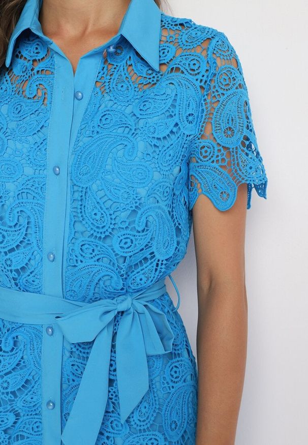 Born2be - Niebieska Koszulowa Sukienka Koronkowa z Wiązanym Paskiem Sachaela. Kolor: niebieski. Materiał: koronka. Typ sukienki: koszulowe. Długość: midi