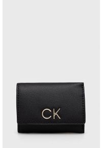 Calvin Klein Portfel + brelok damski kolor czarny. Kolor: czarny. Materiał: materiał. Wzór: gładki