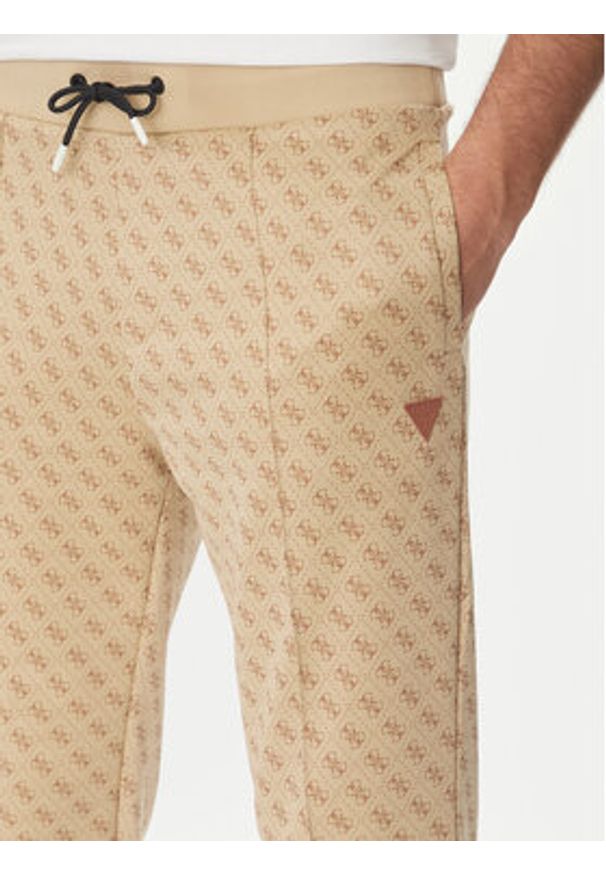 Guess Spodnie dresowe Korbin Z2BB05 FL04Q Beżowy Regular Fit. Kolor: beżowy. Materiał: syntetyk, bawełna