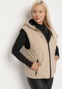 Born2be - Beżowa Dwustronna Kamizelka z Kapturem Zdobiona Pikowanymi Przeszyciami Tuliona. Okazja: na spacer. Typ kołnierza: kaptur. Kolekcja: plus size. Kolor: beżowy. Materiał: jeans. Wzór: aplikacja. Styl: elegancki