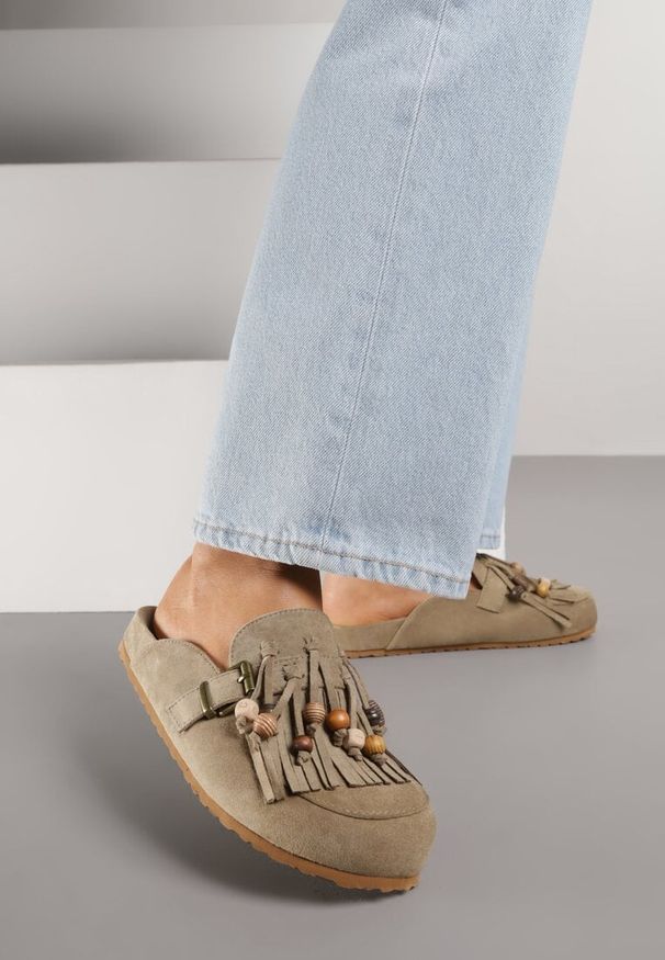 Renee - Zielone Klapki na Platformie Ozdobione Koralikami Klamrami i Frędzlami Leurecea. Okazja: na co dzień. Kolor: zielony. Materiał: jeans. Wzór: aplikacja. Sezon: lato. Obcas: na platformie. Styl: casual, elegancki