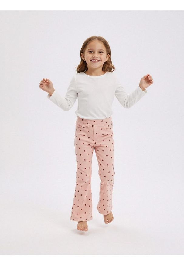 Sinsay - Prążkowane spodnie dzwony ze wzorkiem - różowy. Kolor: różowy. Materiał: prążkowany