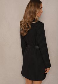 Renee - Czarna Marynarkowa Sukienka z Wiskozą i Usztywnionymi Ramionami w Paski Nevarae. Okazja: na co dzień. Kolor: czarny. Materiał: wiskoza. Wzór: paski. Styl: klasyczny, casual