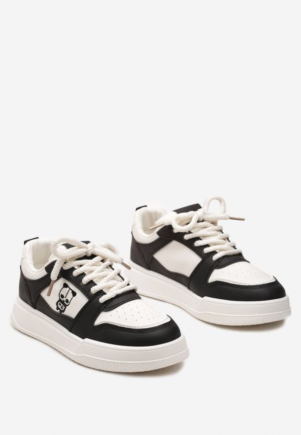 Born2be - Czarno-Beżowe Sneakersy z Ekoskóry na Grubej Podeszwie z Naszywką i Sznurowaniem Irveta. Zapięcie: sznurówki. Kolor: czarny. Materiał: jeans. Wzór: aplikacja