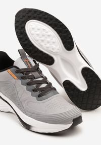 Born2be - Jasnoszare Buty Sportowe Sneakersy Ozdobione Tłoczonym Wzorem Axevia. Kolor: szary. Materiał: dresówka. Wzór: aplikacja