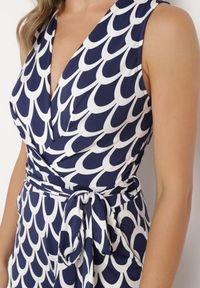 Born2be - Granatowo-Biały Taliowany Kombinezon z Kopertowym Dekoltem i Materiałowym Paskiem w Talii Feranea. Okazja: na co dzień. Kolor: niebieski. Materiał: materiał. Styl: klasyczny, casual, elegancki #5