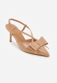 Born2be - Ciemnobeżowe Eleganckie Szpilki VICES z Ozdobną Kokardą Adrelena. Nosek buta: szpiczasty. Zapięcie: sprzączka. Kolor: beżowy. Wzór: aplikacja. Materiał: skóra, lakier. Sezon: lato. Obcas: na szpilce. Styl: elegancki. Wysokość obcasa: średni #7