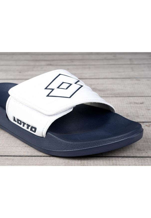 LOTTO - Klapki sportowe do chodzenia Lotto FLYDE BC. Kolor: wielokolorowy, niebieski, biały. Styl: sportowy