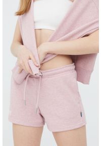 Superdry szorty damskie kolor różowy z aplikacją high waist. Okazja: na co dzień. Stan: podwyższony. Kolor: różowy. Materiał: bawełna. Wzór: aplikacja. Styl: casual