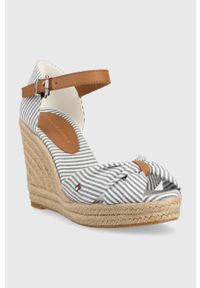 TOMMY HILFIGER - Tommy Hilfiger sandały BASIC SEERSUCKER HIGH WEDGE damskie kolor niebieski na koturnie FW0FW07160. Zapięcie: klamry. Kolor: niebieski. Materiał: guma. Obcas: na koturnie #3