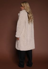 Renee - Beżowy Futrzany Płaszcz o Długim Kroju Typu Teddy Tadelia. Okazja: na co dzień. Kolor: beżowy. Materiał: futro. Długość: długie. Styl: klasyczny, casual #7