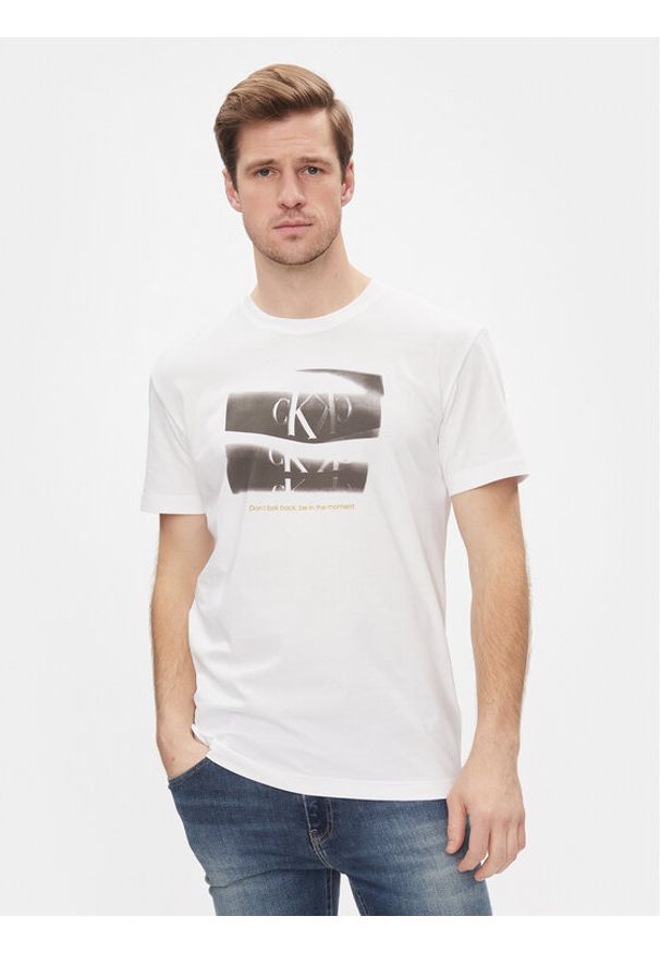 Calvin Klein Jeans T-Shirt Slogan Tee J30J324645 Biały Regular Fit. Kolor: biały. Materiał: bawełna