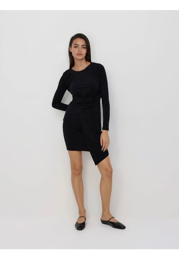 Reserved - Asymetryczna sukienka - czarny. Kolor: czarny. Materiał: dzianina. Wzór: gładki. Typ sukienki: asymetryczne