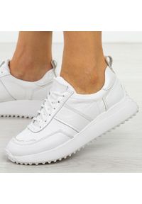 Białe skórzane Polskie sneakersy damskie Suzana Gol. Okazja: na co dzień, na spacer. Zapięcie: sznurówki. Kolor: biały. Materiał: skóra. Szerokość cholewki: normalna. Sezon: wiosna, jesień, lato. Styl: klasyczny, sportowy, casual, elegancki