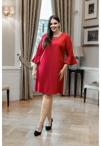 Moda Size Plus Iwanek - Czerwona trapezowa sukienka Elena XXL OVERSIZE WIOSNA. Kolor: czerwony. Materiał: skóra, materiał, tkanina. Sezon: wiosna. Typ sukienki: trapezowe, oversize. Długość: midi #1