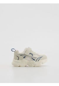 Reserved - Sneakersy na rzepy - beżowy. Zapięcie: rzepy. Kolor: beżowy. Materiał: materiał #1