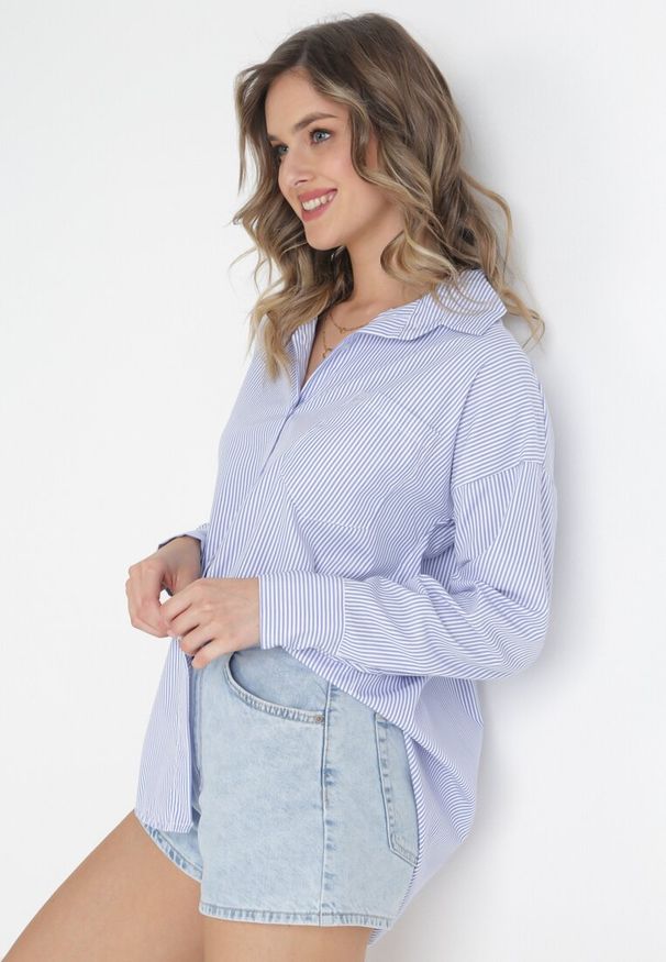 Born2be - Niebieska Koszula w Paski z Przedłużonym Tyłem i Kieszonką Kathrya. Okazja: na co dzień. Kolor: niebieski. Materiał: tkanina. Wzór: paski. Styl: casual