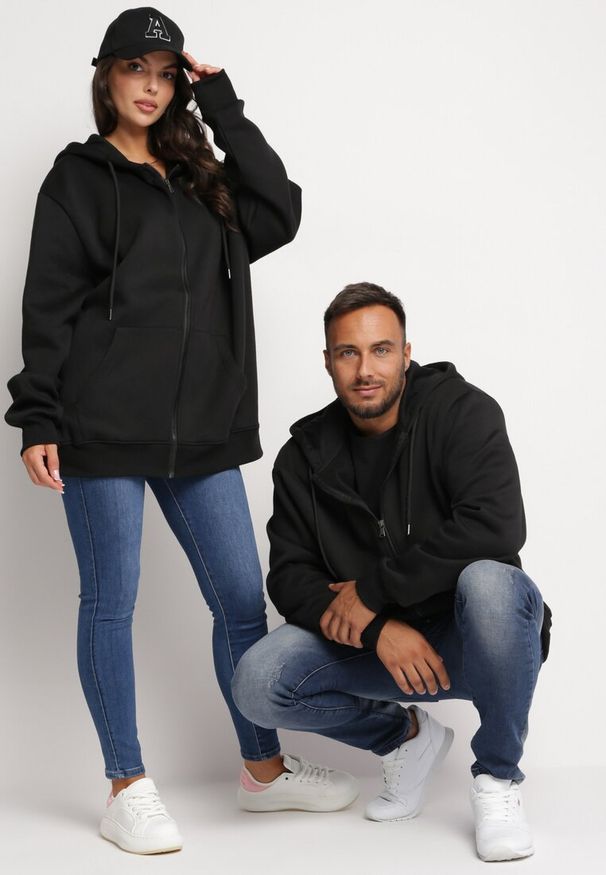 Born2be - Czarna Bluza z Kapturem Kassica. Okazja: na co dzień. Typ kołnierza: kaptur. Kolekcja: plus size. Kolor: czarny. Materiał: dzianina, polar. Długość rękawa: długi rękaw. Długość: długie. Styl: klasyczny, casual