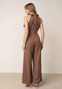 Born2be - Brązowy Kombinezon Elegancki z Broszką Różą 3D i Dekoltem Halter Thaelima. Kolor: brązowy. Wzór: aplikacja. Styl: elegancki #2