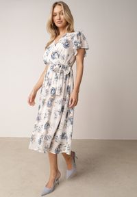 Born2be - Niebieska Romantyczna Sukienka Kopertowa z Wiązanym Paskiem i Brokatem Yael. Okazja: na co dzień, na spotkanie biznesowe, do pracy, na randkę. Kolor: niebieski. Wzór: kwiaty. Typ sukienki: kopertowe. Styl: casual, biznesowy, elegancki #7