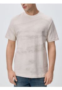 Reserved - Strukturalny t-shirt regular - warm olive. Materiał: dzianina, bawełna #1