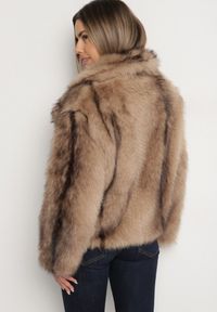 Born2be - Beżowa Kurtka Futrzana z Szerokim Kołnierzem Ditene. Okazja: na randkę, na co dzień. Kolor: beżowy. Materiał: futro. Styl: casual #6