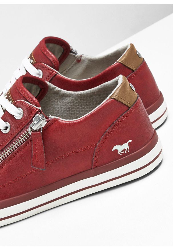 bonprix - Sneakersy marki Mustang z zamkiem. Zapięcie: zamek. Kolor: czerwony. Wzór: aplikacja