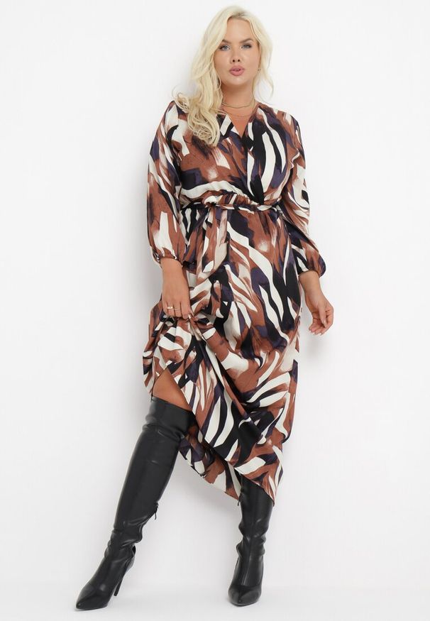 Born2be - Brązowa Rozkloszowana Sukienka z Gumką w Pasie Merlina. Kolor: brązowy. Materiał: materiał. Typ sukienki: kopertowe. Długość: maxi