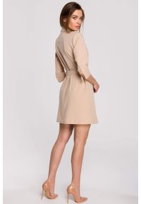 Stylove - Elegancka sukienka marynarkowa z paskiem beżowa. Okazja: na co dzień. Kolor: beżowy. Materiał: elastan, poliester, wiskoza. Typ sukienki: proste. Styl: elegancki