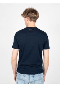 Plein Sport T-shirt | TIPS105 | Mężczyzna | Granatowy. Okazja: na co dzień. Kolor: niebieski. Materiał: bawełna. Wzór: aplikacja. Styl: sportowy