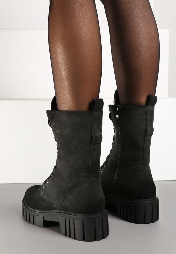 Born2be - Czarne Botki Workery na Grubej Tłoczonej Podeszwie ze Sznurowaniem i Cyrkoniami Ravandria. Okazja: na co dzień. Nosek buta: okrągły. Zapięcie: sznurówki. Kolor: czarny. Materiał: jeans. Obcas: na obcasie. Styl: casual. Wysokość obcasa: średni