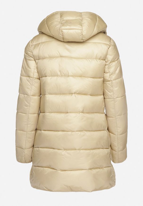 Born2be - Jasnobeżowa Kurtka Pikowana o Wydłużonym Kroju z Dwustronnym Suwakiem i Odpinanym Kapturem Naorae. Okazja: na co dzień. Kolor: beżowy. Materiał: jeans. Styl: sportowy, elegancki, casual