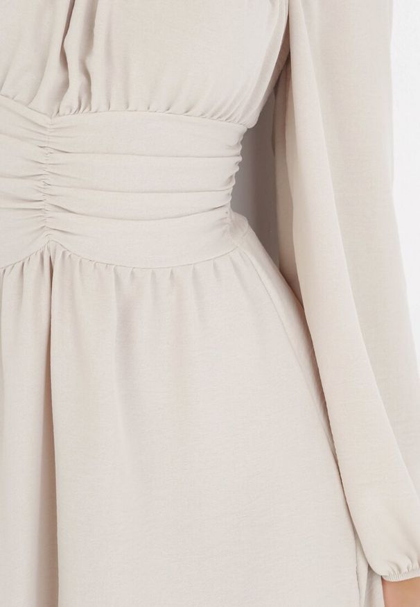 Born2be - Beżowa Sukienka Auxede. Typ kołnierza: dekolt kwadratowy. Kolor: beżowy. Materiał: tkanina. Długość rękawa: długi rękaw. Wzór: gładki