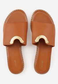 Renee - Jasnobrązowe Klapki VICES Ozdobione Wycięciami i Metaliczną Aplikacją Genereida. Kolor: brązowy. Wzór: aplikacja #2