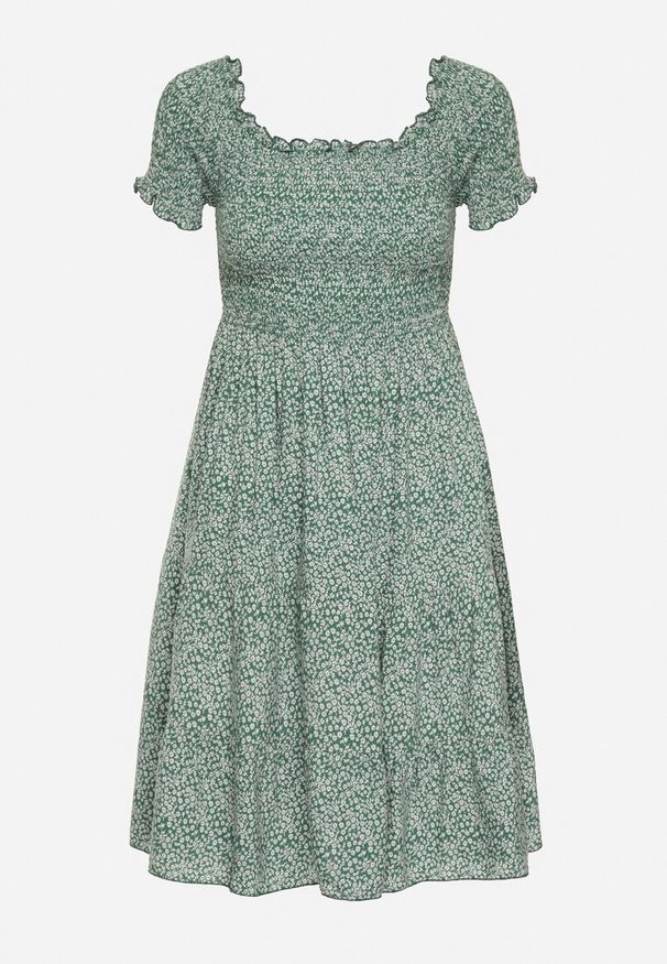 Born2be - Zielona Bawełniana Sukienka Typu Hiszpanka z Górą Marszczoną Gumkami z Falbanką Herira. Okazja: na spacer, na co dzień. Typ kołnierza: dekolt hiszpanka. Kolor: zielony. Materiał: bawełna. Długość rękawa: krótki rękaw. Typ sukienki: dopasowane, proste. Styl: casual, klasyczny