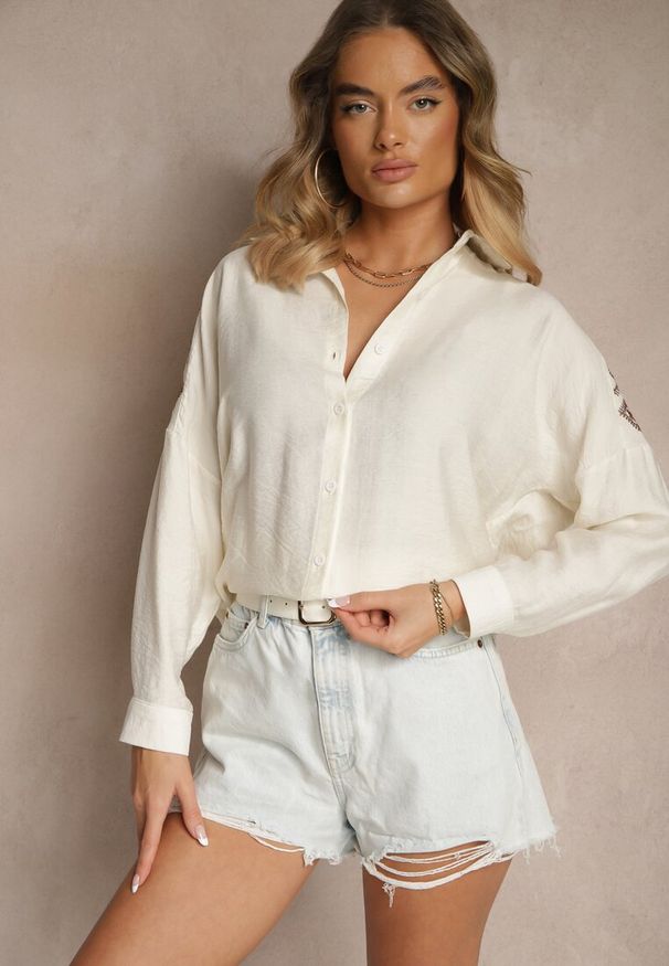 Renee - Jasnobeżowa Koszula z Ozdobnym Haftem Sadine. Okazja: na spotkanie biznesowe, na co dzień. Typ kołnierza: kołnierzyk klasyczny. Kolor: beżowy. Materiał: jeans. Długość rękawa: długi rękaw. Długość: długie. Wzór: haft. Styl: klasyczny, casual, biznesowy