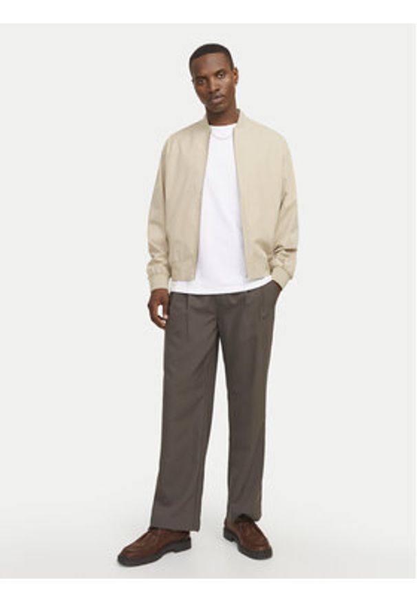 Jack & Jones - Jack&Jones Kurtka bomber Cbane 12272567 Beżowy Regular Fit. Kolor: beżowy. Materiał: syntetyk