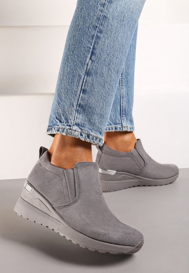 Born2be - Szare Sneakersy Minnis. Okazja: na co dzień. Kolor: szary. Materiał: zamsz, jeans. Obcas: na koturnie