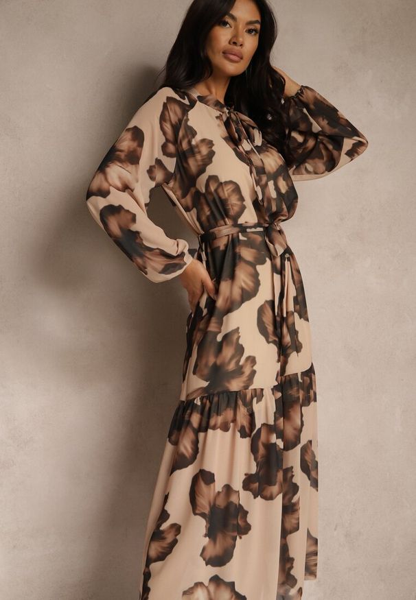 Renee - Ciemnobeżowa Sukienka o Pudełkowym Kroju w Kwiatowy Wzór Ozdobiona Paskiem Acexia. Okazja: na spotkanie biznesowe, do pracy, na co dzień. Kolor: beżowy. Materiał: skóra. Wzór: kwiaty, aplikacja. Styl: casual, klasyczny, biznesowy