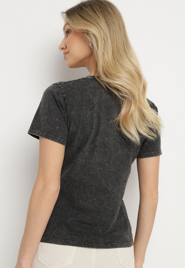 Born2be - Czarny T-shirt z Bawełny Ozdobiony Napisami i Kwiatami Savierele. Okazja: na co dzień. Kolor: czarny. Materiał: bawełna. Wzór: aplikacja, napisy, kwiaty. Styl: casual, klasyczny