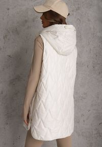 Renee - Biała Długa Kamizelka Pikowana z Nieodpinanym Kapturem Semaea. Kolor: biały. Materiał: prążkowany, jeans. Długość: długie. Styl: street #8