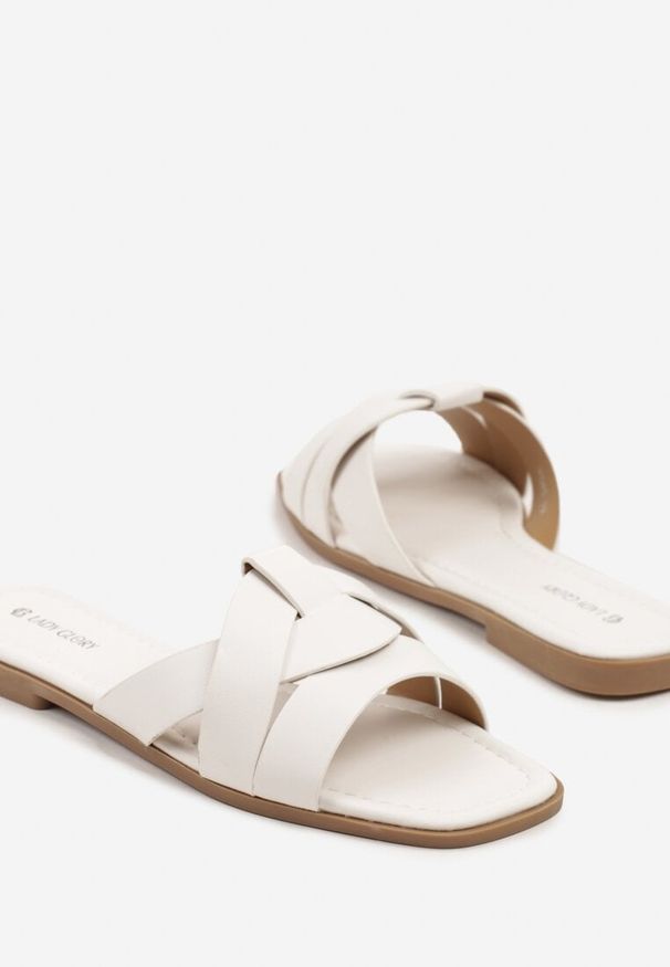 Renee - Białe Klapki Ozdobione Geometryczną Cholewką Orrona. Okazja: na co dzień. Kolor: biały. Materiał: jeans. Wzór: aplikacja, geometria. Styl: klasyczny, casual